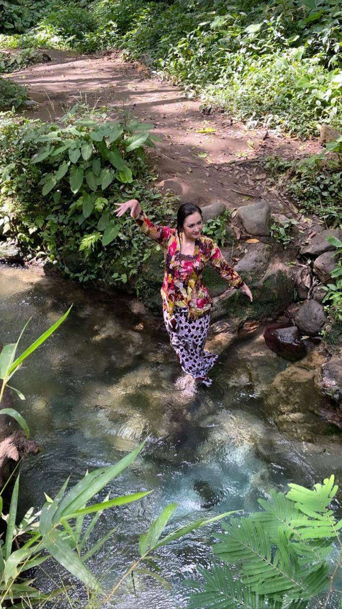 potret Nafa Urbach mandi dan keramasan di sungai (instagram.com/nafaurbach)