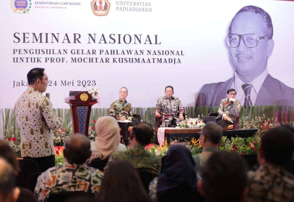Gubernur Jawa Barat Ridwan Kamil meminta dukungan stakeholders di tingkat pusat terkait pengusulan Prof. Mochtar Kusumaatmadja sebagai pahlawan nasional. Hal itu ia sampaikan saat menghadiri Seminar Nasional Pengusulan Gelar Pahlawan Nasional untuk Prof. Mochtar Kusumaatmadja di Ruang Nusantara, Kemlu, Jakarta, Rabu (24/5). (Dok. Pemprov Jabar)