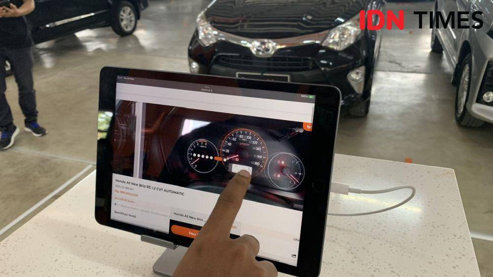 Konsumen dapat melihat spek mobil secara online (IDN Times/Fadhliansyah)