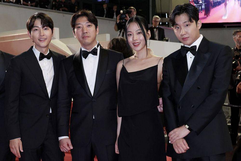 Song Joong Ki, Sutradara Kim Chang Hoon, BIBI, dan Hong Xa Bin di Cannes Film Festival 2023 (instagram.com/plusm_entertainment)