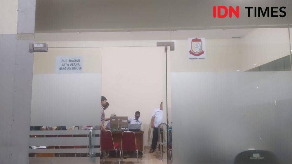 Sebagian pegawai Pemkot Makassar berkantor sementara di Mal GTC sdlama pengerjaan renovasi Kantor Balai Kota. (IDN Times/Ashrawi Muin)