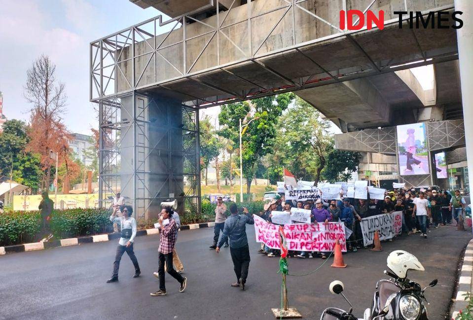 Sekelompok orang yang mengatasnamakan Forum Mahasiswa Anti Korupsi menggelar aksi unjuk rasa di depan Kejaksaan Agung (Kejagung), Kebayoran Baru, Jakarta Selatan (IDN Times/Yosafat Diva Bayu Wisesa)