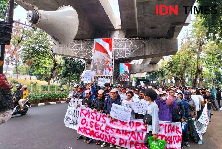 Sekelompok orang yang mengatasnamakan Forum Mahasiswa Anti Korupsi menggelar aksi unjuk rasa di depan Kejaksaan Agung (Kejagung), Kebayoran Baru, Jakarta Selatan (IDN Times/Yosafat Diva Bayu Wisesa)