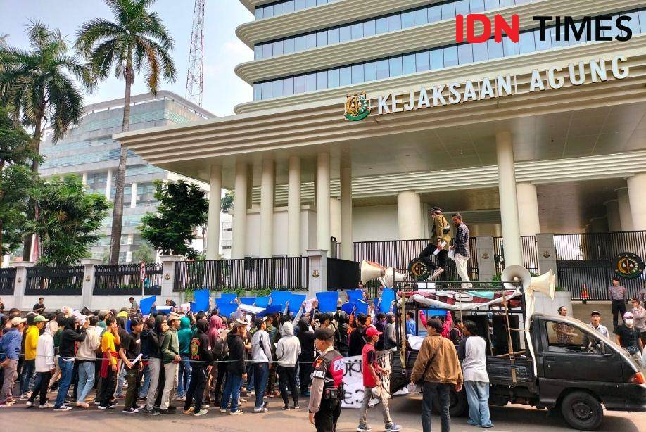 Sekelompok orang yang mengatasnamakan Forum Mahasiswa Anti Korupsi menggelar aksi unjuk rasa di depan Kejaksaan Agung (Kejagung), Kebayoran Baru, Jakarta Selatan (IDN Times/Yosafat Diva Bayu Wisesa)