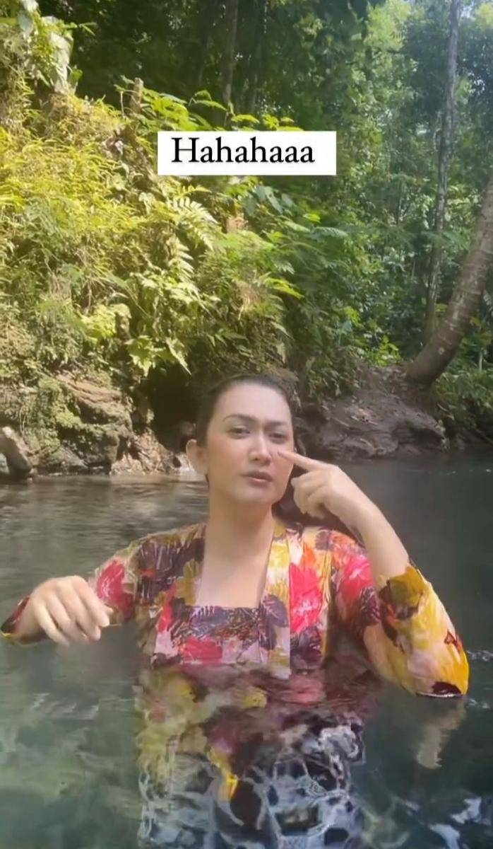 potret Nafa Urbach mandi dan keramasan di sungai (instagram.com/nafaurbach)