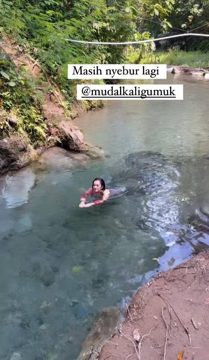 potret Nafa Urbach mandi dan keramasan di sungai (instagram.com/nafaurbach)