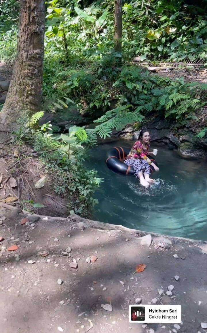 potret Nafa Urbach mandi dan keramasan di sungai (instagram.com/nafaurbach)