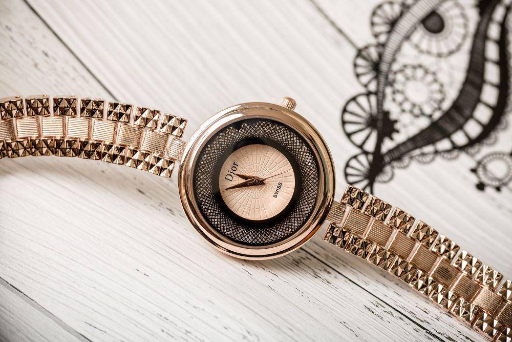 ilustrasi jam branded (pexels.com/Antony Trivet)