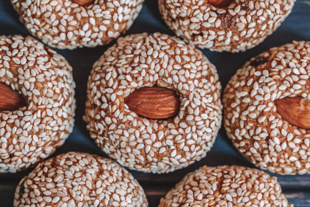 Taburan biji wijen di atas kue  (pexels.com/Julia Filirovska)