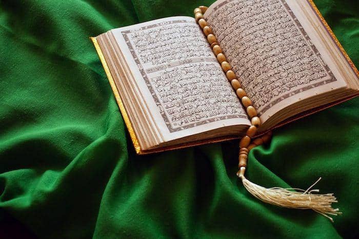 Al-Quran & Zikir (unsplash.com/Ali Burhan)