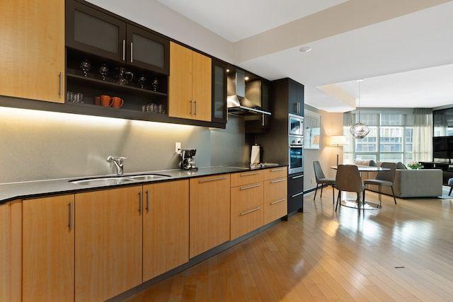 7 Ide Kabinet Dapur Berwarna Cokelat, Backsplash Polos hingga Bermotif