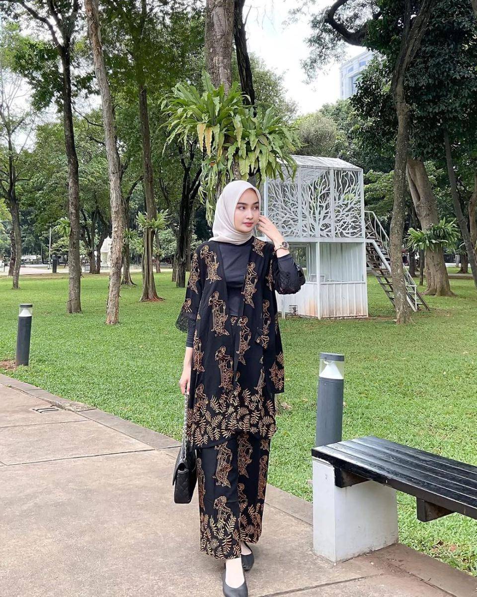 potret outfit ala Qolby Fithri Nuraghniya (instagram.com/aaghniya_)