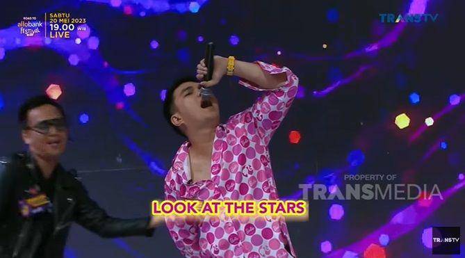 potret Aldi Taher saat nyanyikan lagu Coldplay (youtube.com/TRANS TV Official)