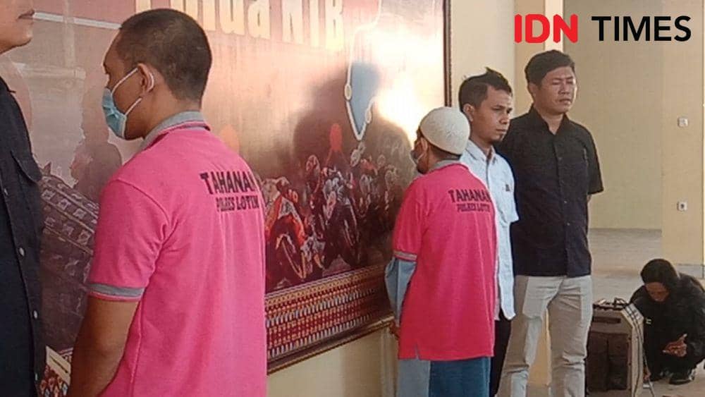 Dua tersangka kasus pelecehan seksual terhadap santri inisial LM (49) dan HSN (50). (IDN Times/Muhammad Nasir)
