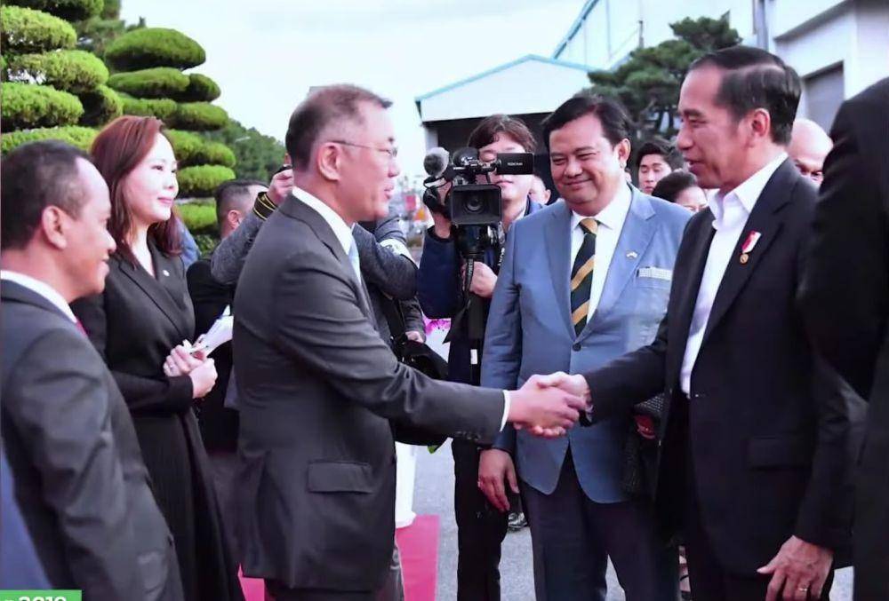 Groundbreaking pembangunan pabrik sel baterai kendaraan listrik (electric vehicle/EV) di Indonesia yang didanai Hyundai Motor Group dan LG Energy Solution. (youtube.com/Sekretariat Presiden)