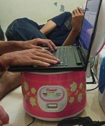 potret stand laptop yang gak biasa (twitter.com/fbreceh)