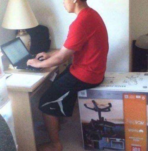 potret stand laptop yang gak biasa (reddit.com/r/funny)