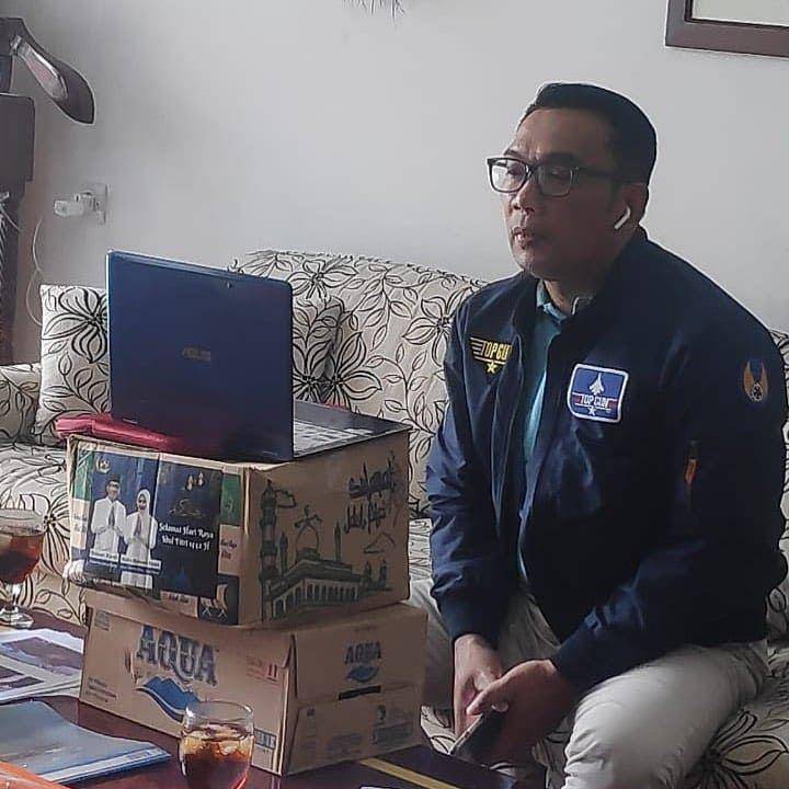 potret stand laptop yang gak biasa (reddit.com/JakesFriendsBrother)