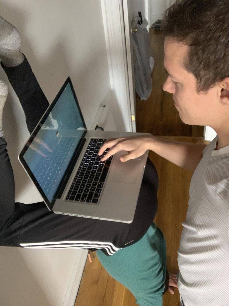 potret stand laptop yang gak biasa (reddit.com/JakesFriendsBrother)