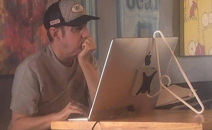 potret stand laptop yang gak biasa (reddit.com/JakesFriendsBrother)