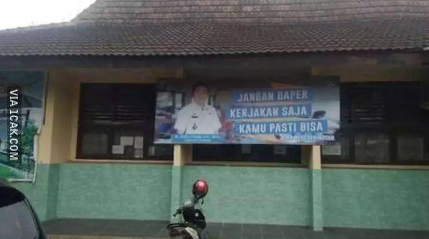 potret kocak spanduk sekolah (twitter.com/schfess)