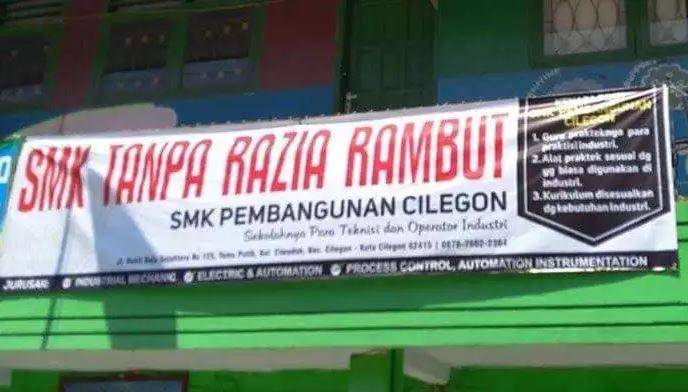 potret kocak spanduk sekolah (facebook.com/smkpemcil)