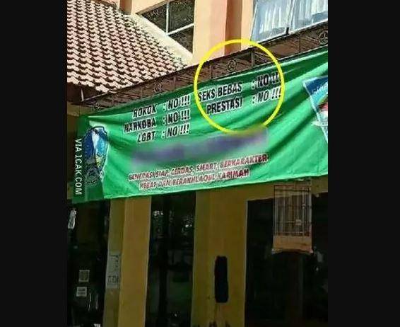 potret kocak spanduk sekolah (twitter.com/PolJokesID)