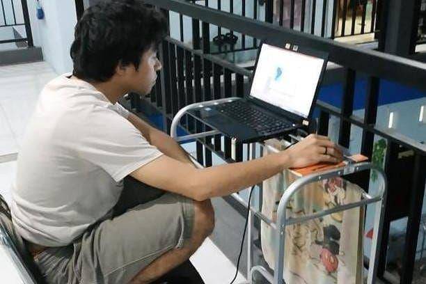 potret stand laptop yang gak biasa (twitter.com/fbreceh)