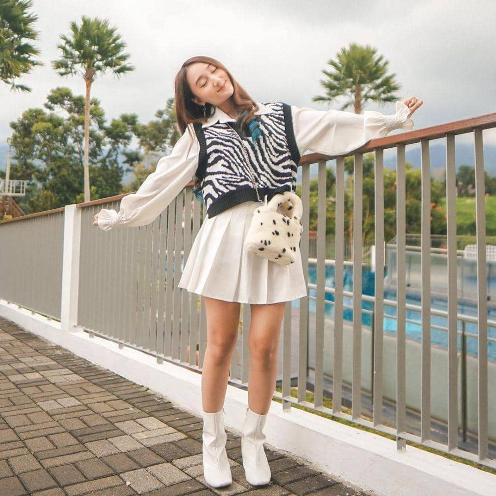 padu padan vest ala artis (instagram.com/sandrinamazayya)