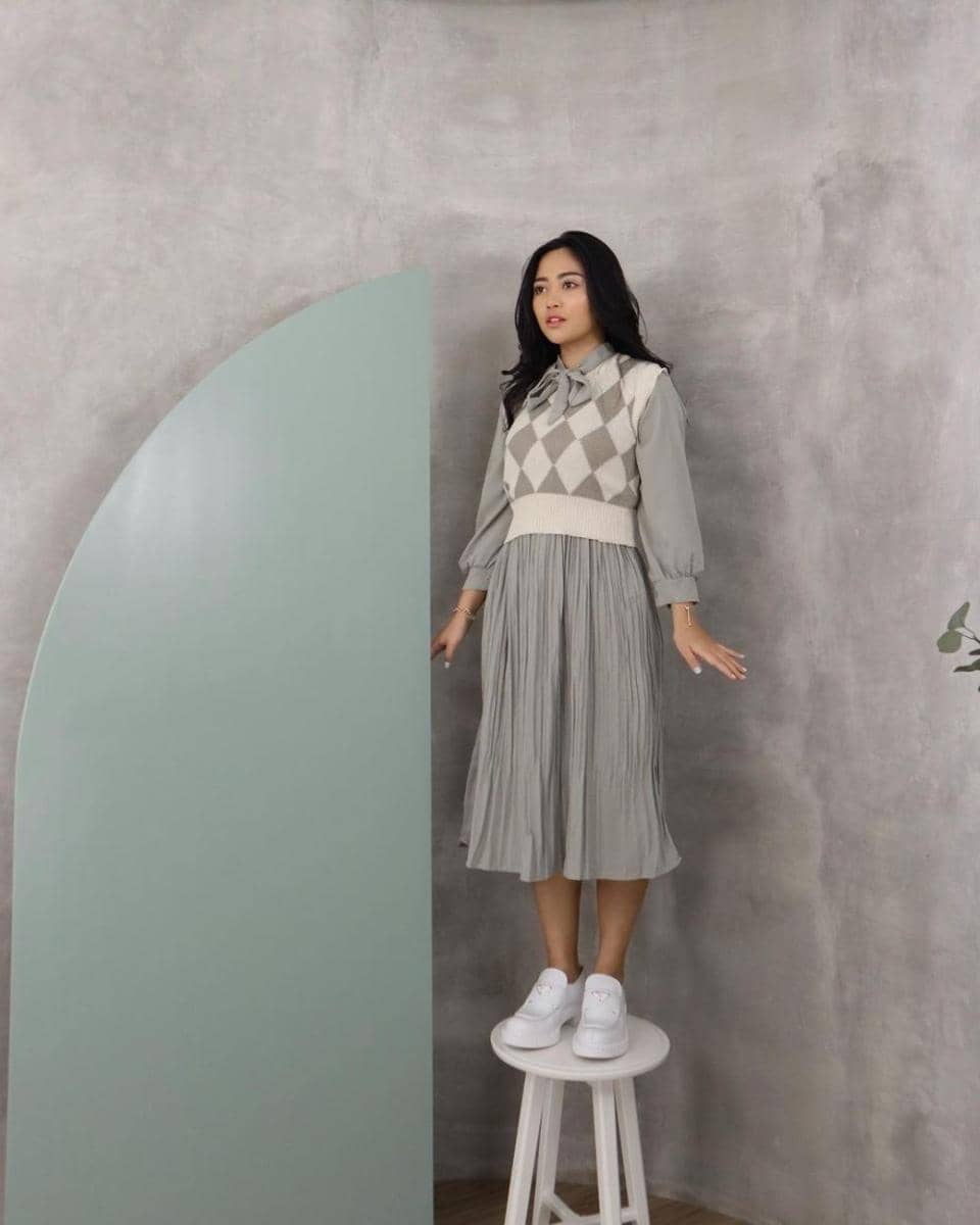 padu padan vest ala artis (instagram.com/rachelvennya)