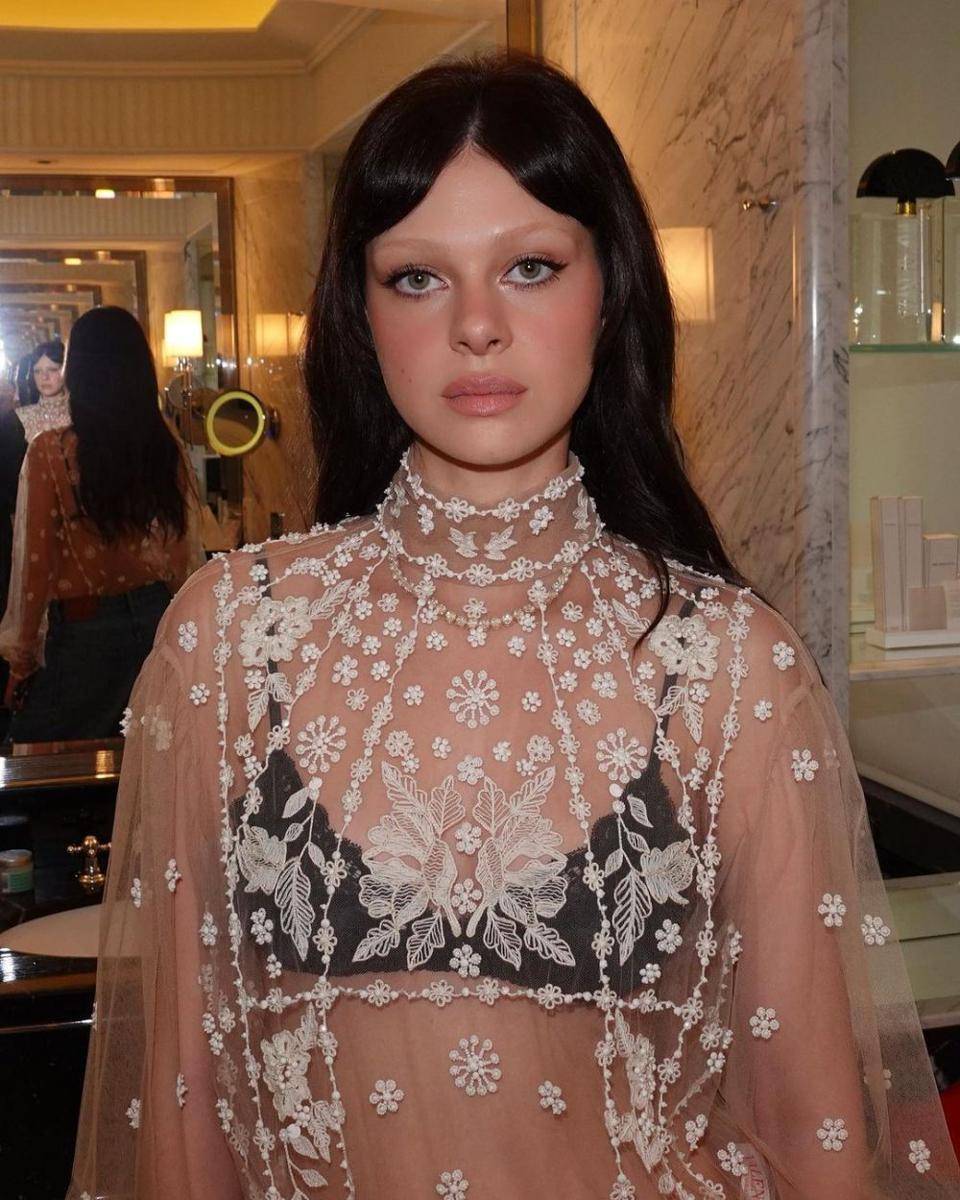 Inspirasi styling rambut curtain bangs (instagram.com/nicolaannepeltzbeckham)