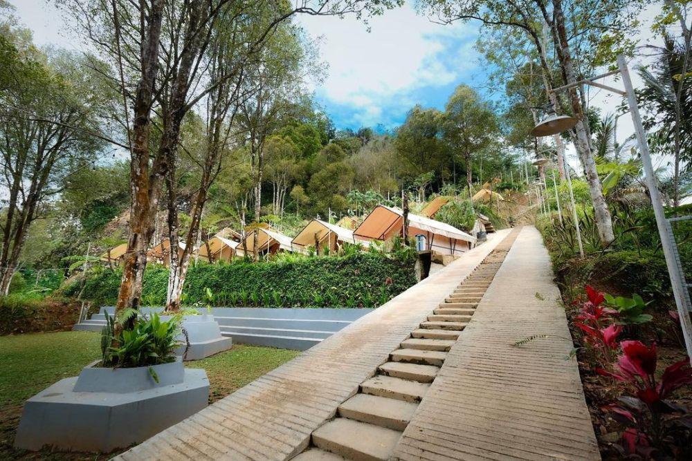 Pesona Glamping di Bukit Menoreh, Penginapan Estetis di Kulon Progo