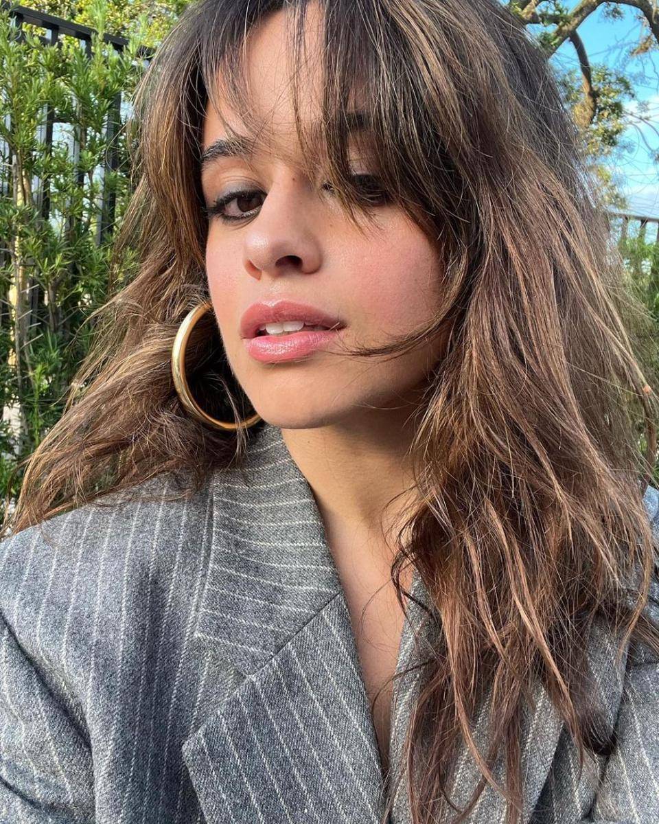 Inspirasi styling rambut curtain bangs (instagram.com/camila_cabello)