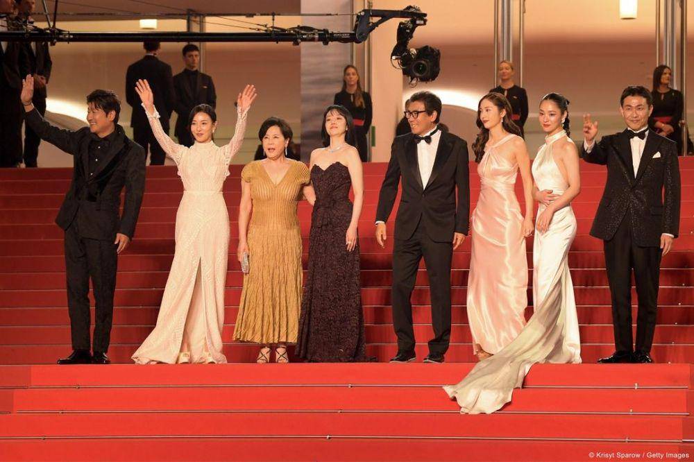 potret pemain dan sutradara film Cobweb di red carpet Cannes Film Festival 2023 (instagram.com/festivaldecannes)