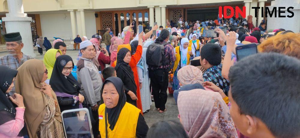 Jemaah calon haji Balikpapan dilepas Wali Kota Rahmad Mas’ud di Masjid Balikpapan Islamic Center (BIC), Kamis (25/5/2023). (IDN Times/Hilmansyah)