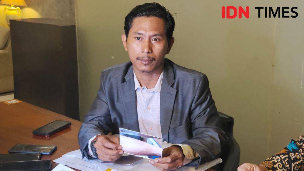 Kuasa hukum Bani, Eka Sumanjaya menjelaskan kronologis keributan kliennya dengan istrinya di kawasan Cinere, Kota Depok. (IDNTimes/Dicky)