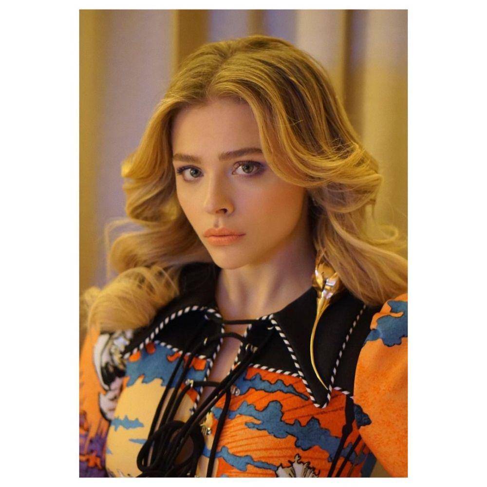 Inspirasi styling rambut curtain bangs (instagram.com/chloegmoretz)