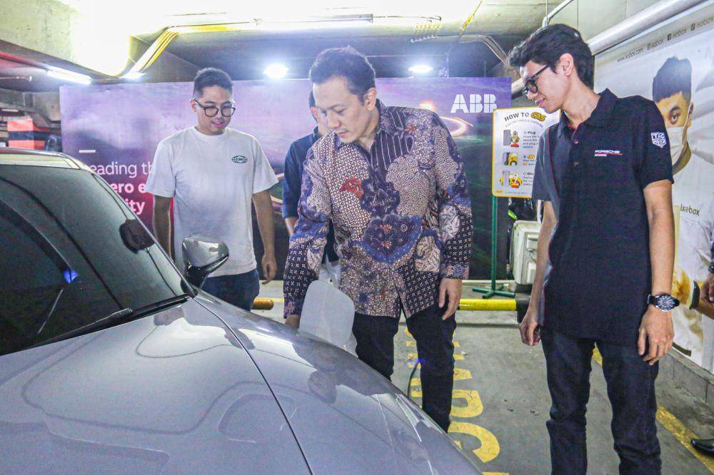 Peragaan charger station Casion dan ABB di Cilandak Town Square (Dok.Casion)