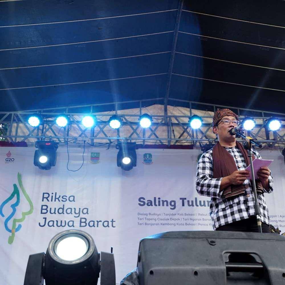 Gubernur Jawa Barat mengenakan baju cele khas Kampung Adat Kranggan (jabarprov.go.id)