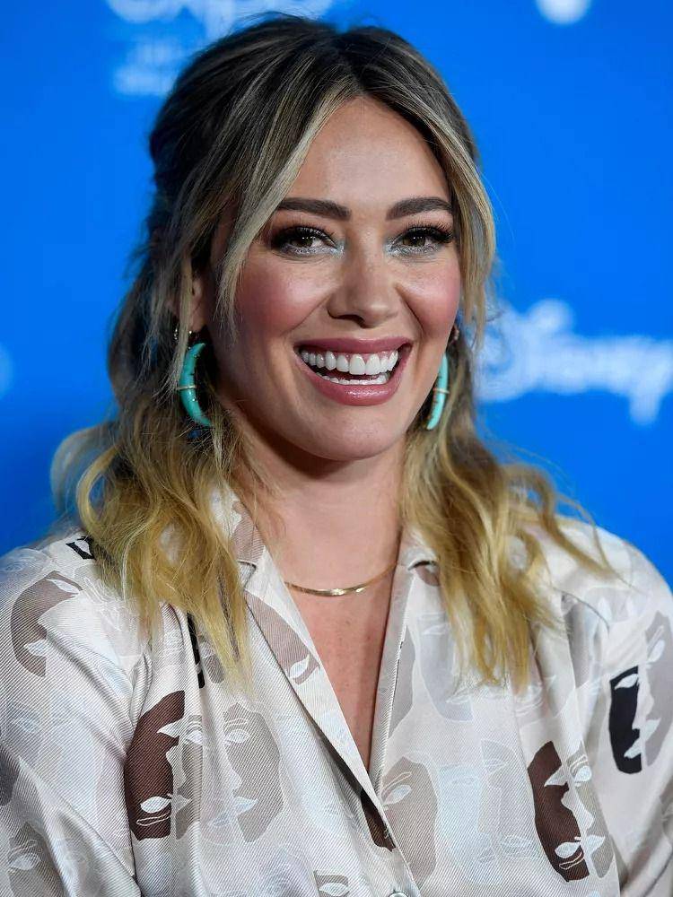 Inspirasi styling rambut curtain bangs (instagram.com/hilaryduff)