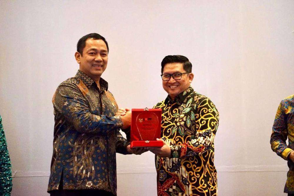 Pemda Provinsi Jabar menerima penghargaan Unit Kerja Pengadaan Barang/Jasa (UKPBJ) Proaktif. (Dok. Pemprov Jabar)