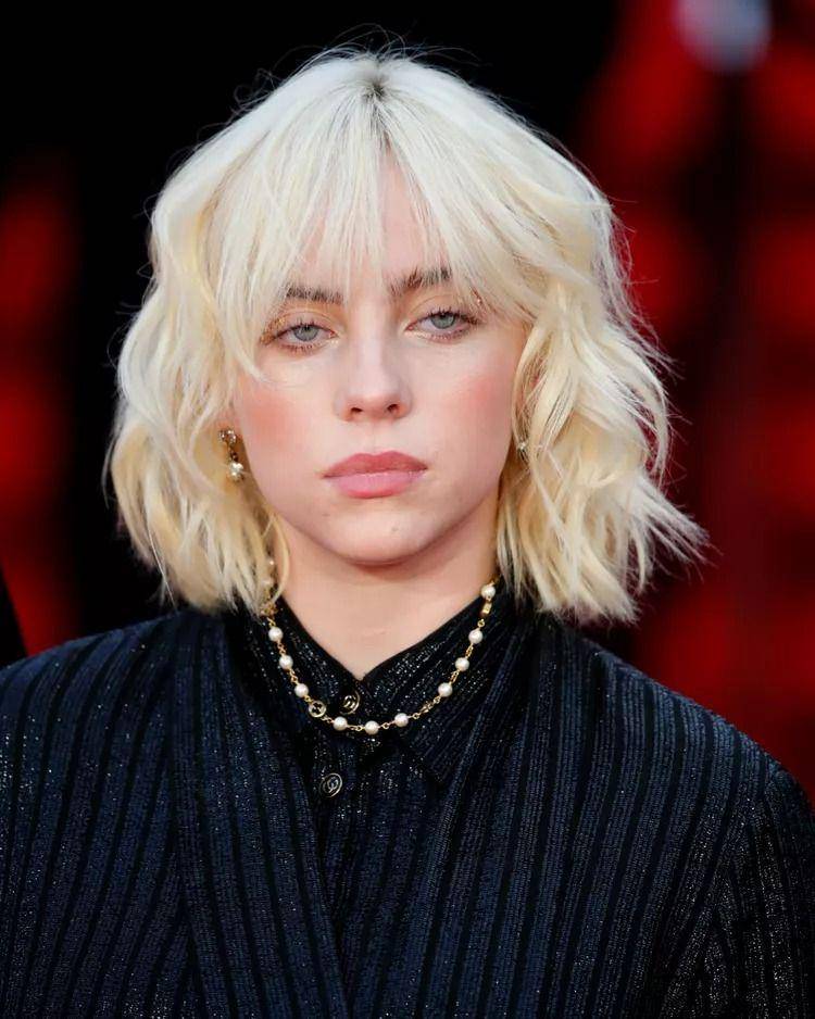 Inspirasi styling rambut curtain bangs (instagram.com/billieeilish)