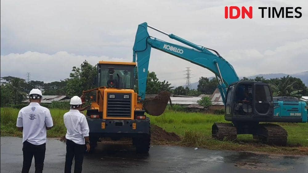 Pengerjaan Sirkuit MXGP Lombok di Eks Bandara Selaparang Kota Mataram. (IDN Times/Muhammad Nasir)