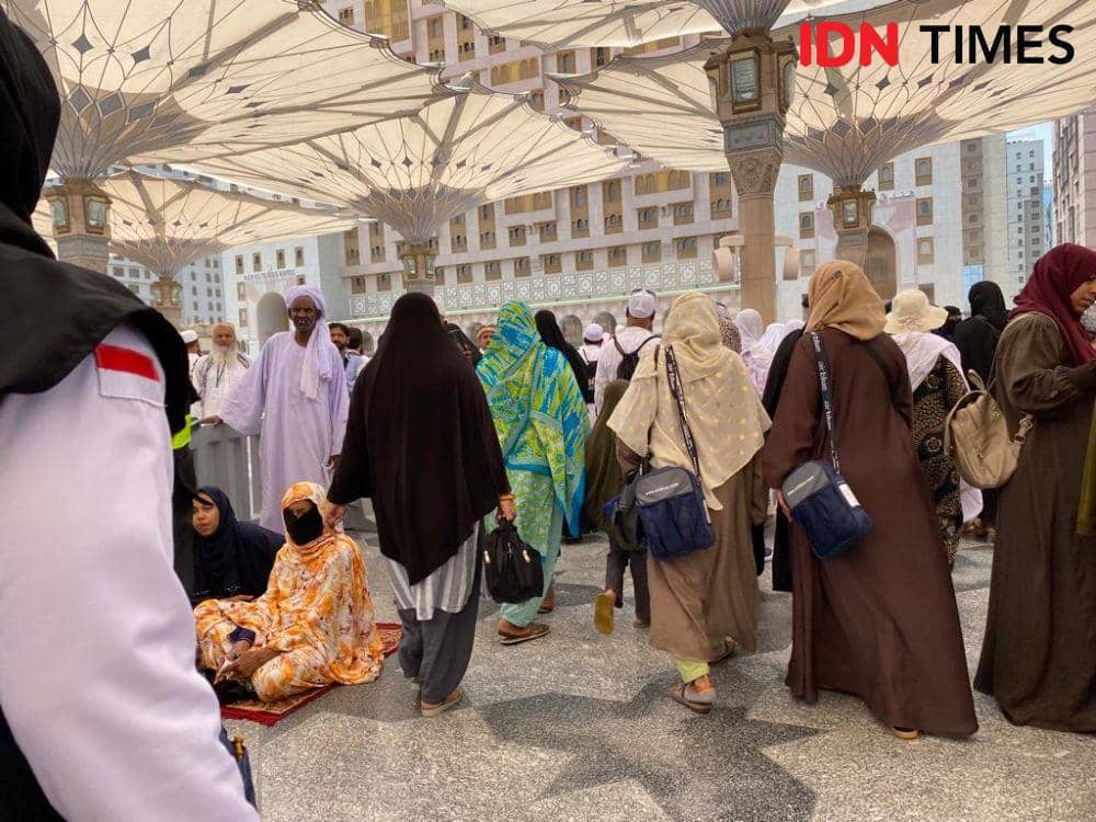 Jemaah haji dari berbagai dunia berkumpul di Masjid Nabawi, Madinah (IDN Times/Sunariyah)