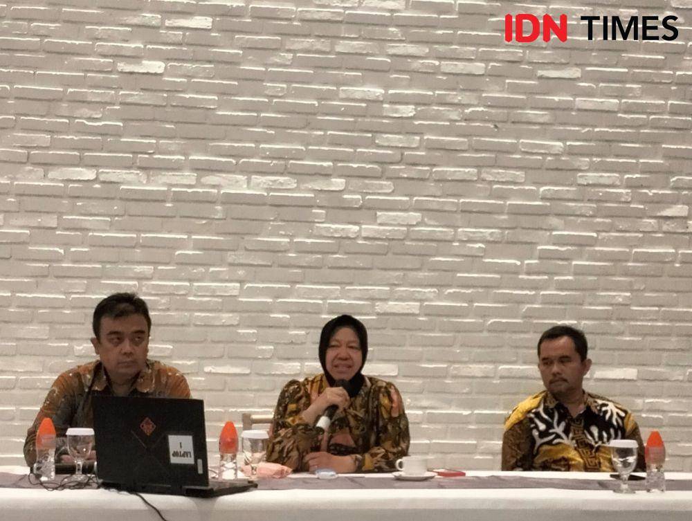 Mensos Risma saat menggelar konferensi pers di Surabaya, Jumat (26/5/2023). (IDN Times/Khusnul Hasana).