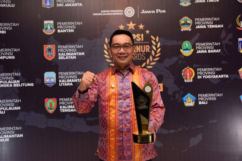 Gubernur Jawa Barat Ridwan Kamil mendapatkan penghargaan (lkpj.jabarprov.go.id)