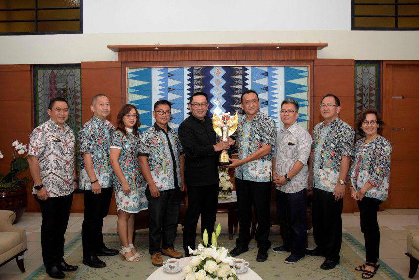 Gubernur Ridwan Kamil menerima penghargaan (lkpj.jabarprov.go.id)