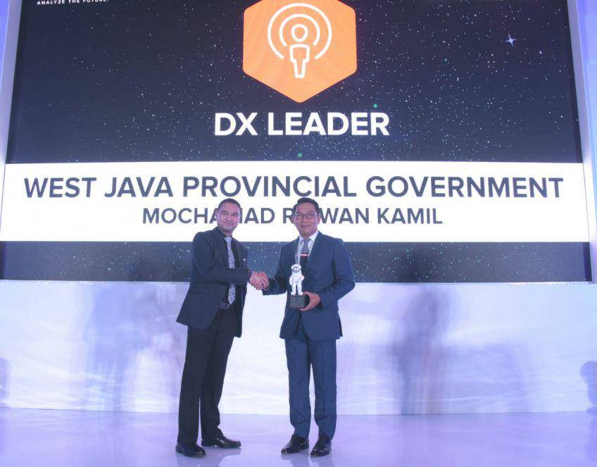 Ridwan Kamil menerima penghargaan pemimpin transformatif (lkpj.jabarprov.go.id)