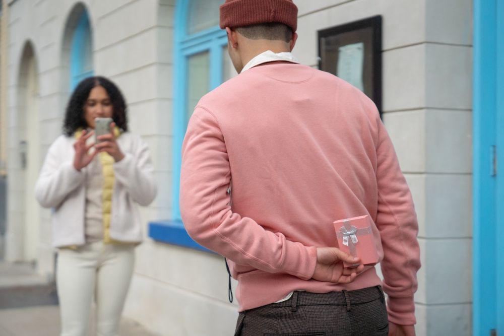 3 Indikasi Bahwa Ada Seseorang yang Memendam Cinta Padamu