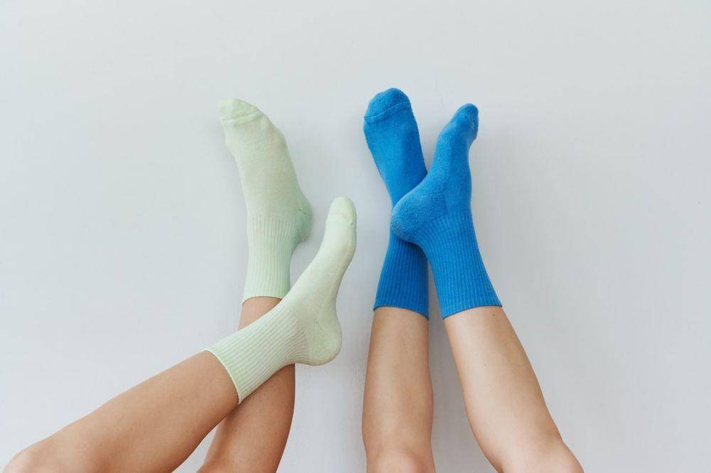 ilustrasi kaki di dinding (pexels.com/Daria Liudnaya)